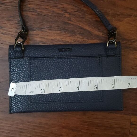 NWOT Tumi Navy Chic Feminine Quiet Luxury Dainty Leather Wristlet Wallet 6.5x4in - Picture 3 of 7